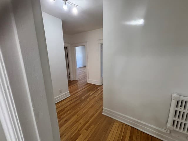 2190 Northcliffe-5258 Sherbrooke · Apt. 8 — Photo 1 of 12 — 2190 Northcliffe-5258 Sherbrooke · Apt. 8