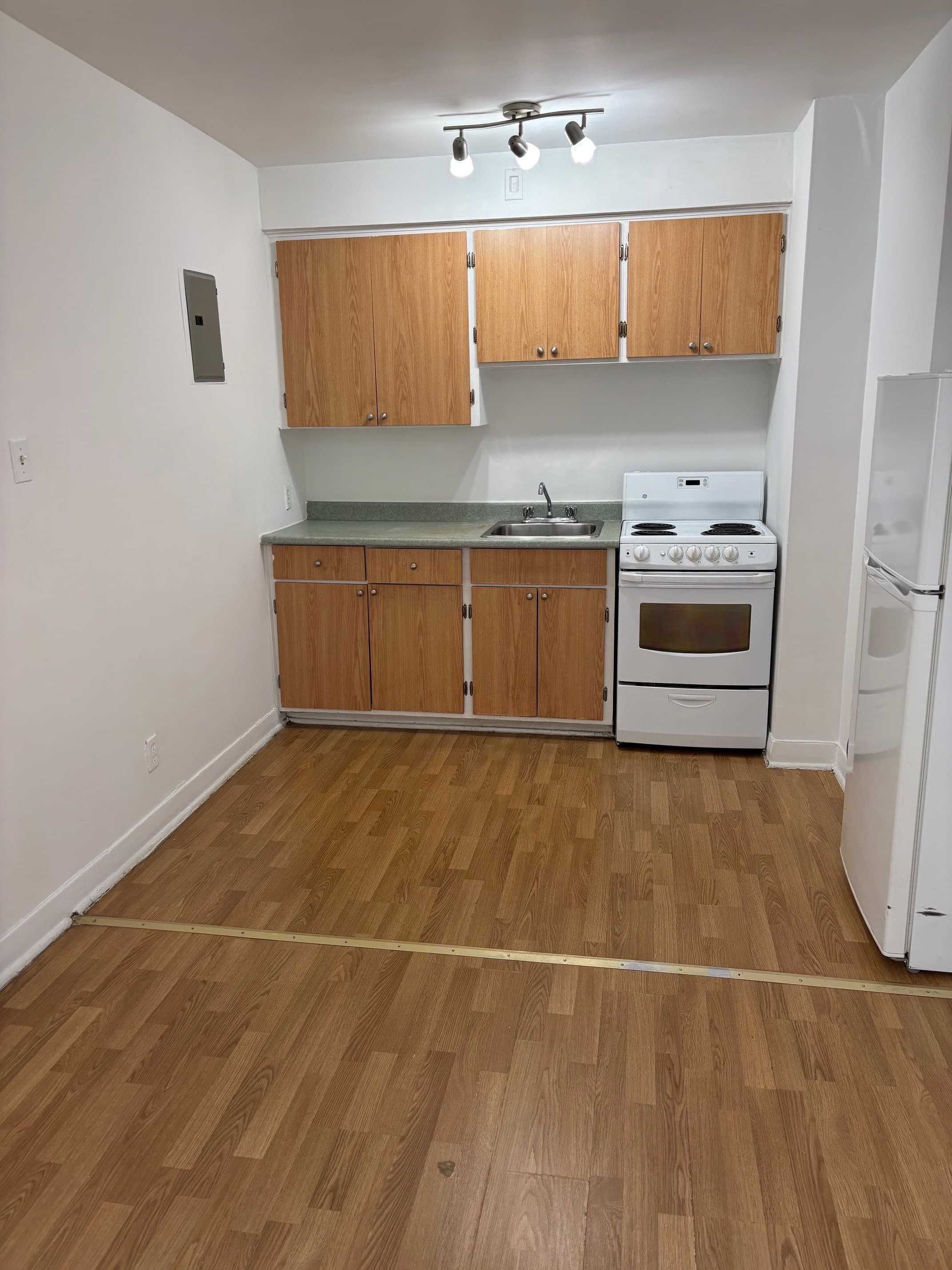 4320 Av Bannantyne · Apt. 15 — Photo 1 of 6 — 4320 Av Bannantyne · Apt. 15