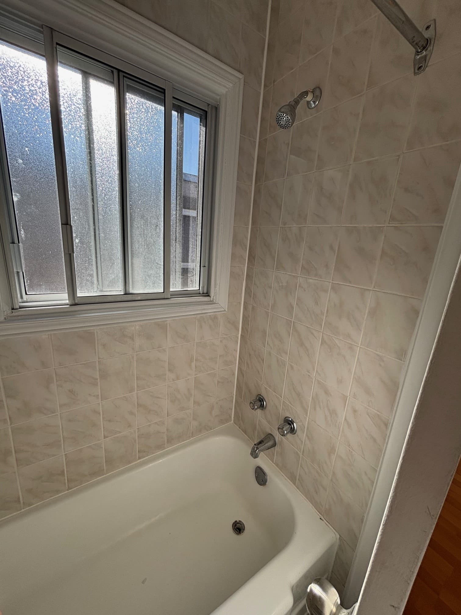 4320 Av Bannantyne · Apt. 21 — Photo 1 of 7 — 4320 Av Bannantyne · Apt. 21