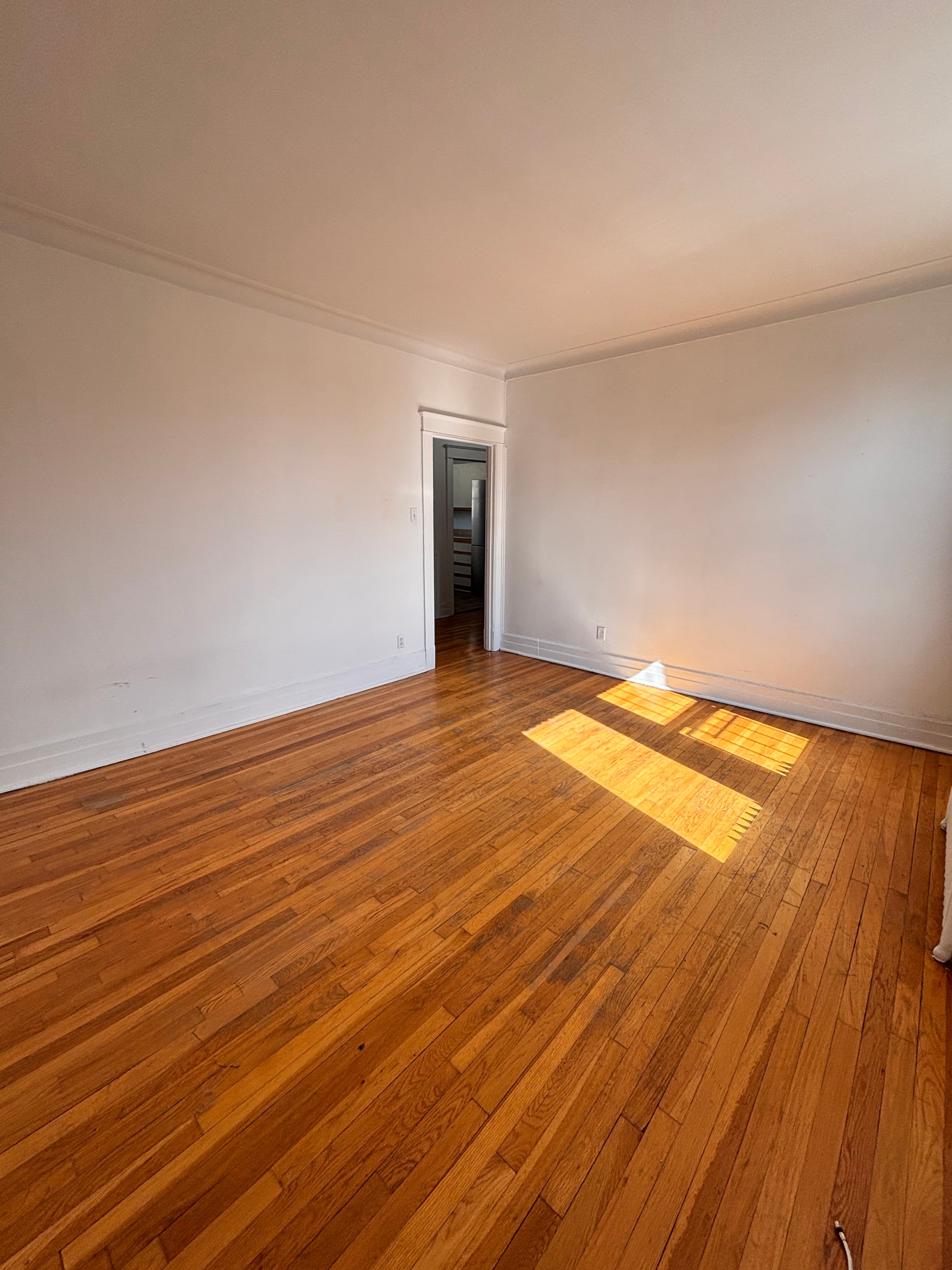 2190 Northcliffe-5258 Sherbrooke · Apt. 16 — Photo 1 of 6 — 2190 Northcliffe-5258 Sherbrooke · Apt. 16